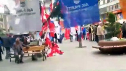 CHP"liler AK Parti seçim karavanına saldırdı