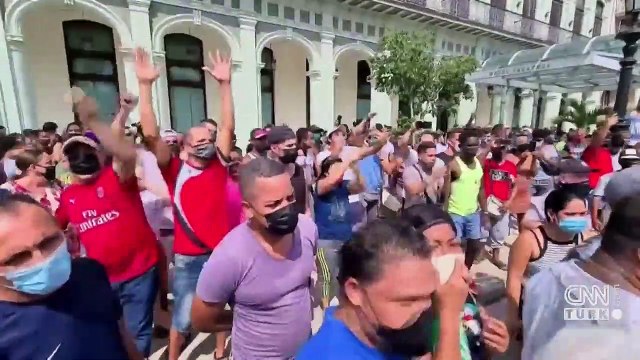Küba'da halk sokağa indi