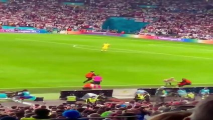 Sahaya atlayan taraftarı güvenlik görevlileri yakaladı!