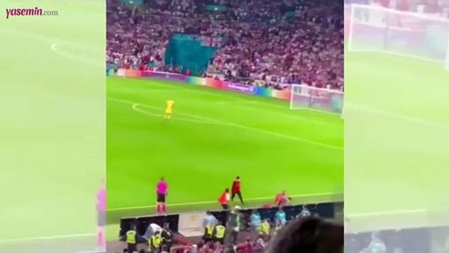İngiltere-İtalya maçında taraftar kendini sahaya attı!