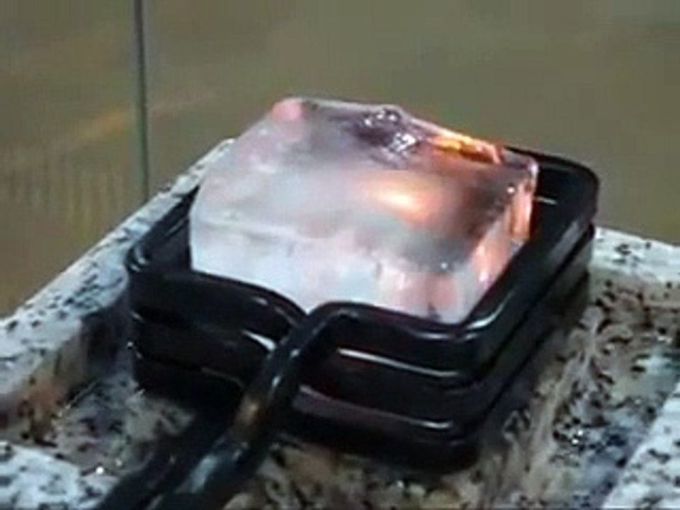 Buz kalıbını aniden ısıttılar ve bakın ne oldu?