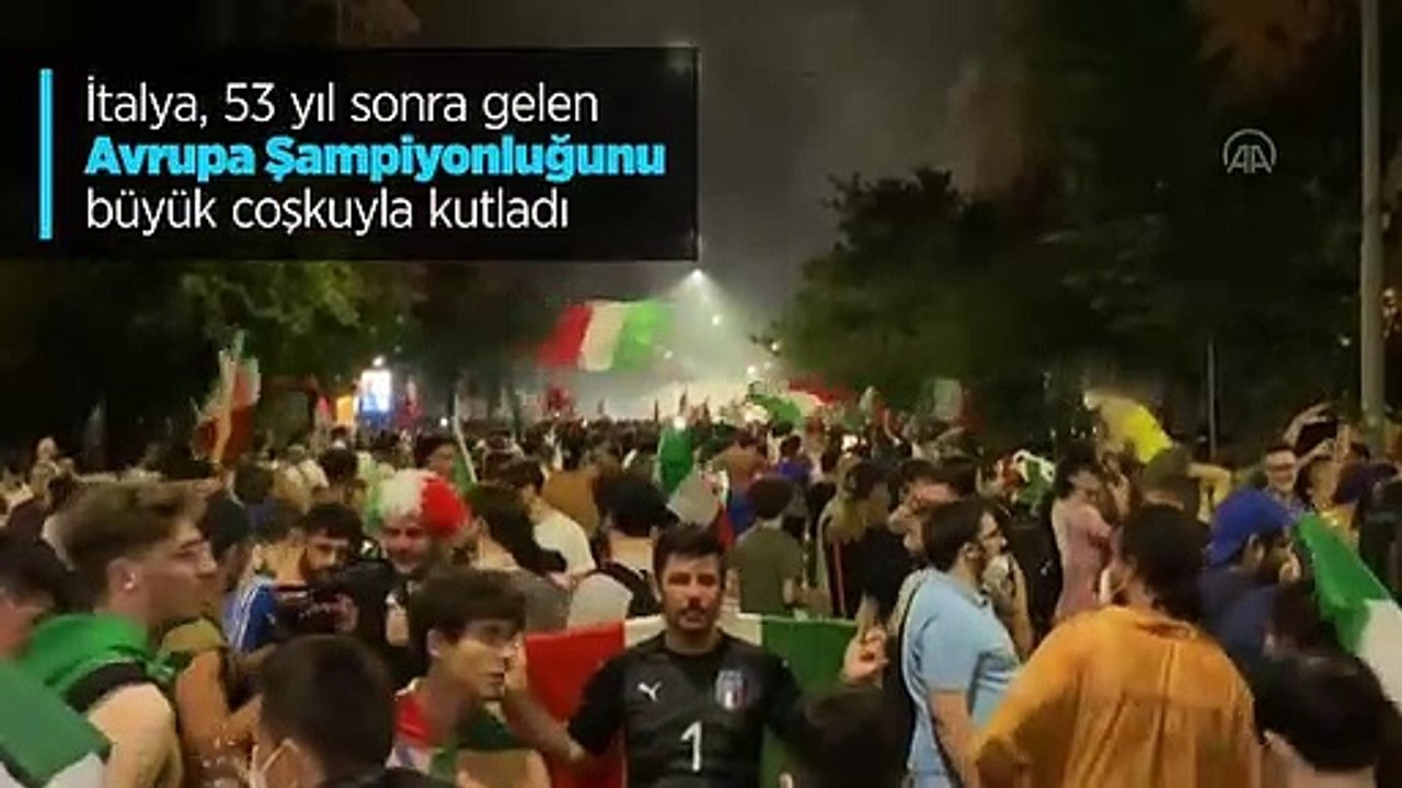 İtalyanlar 53 yıl sonra gelen şampiyonluğu coşkuyla kutladı