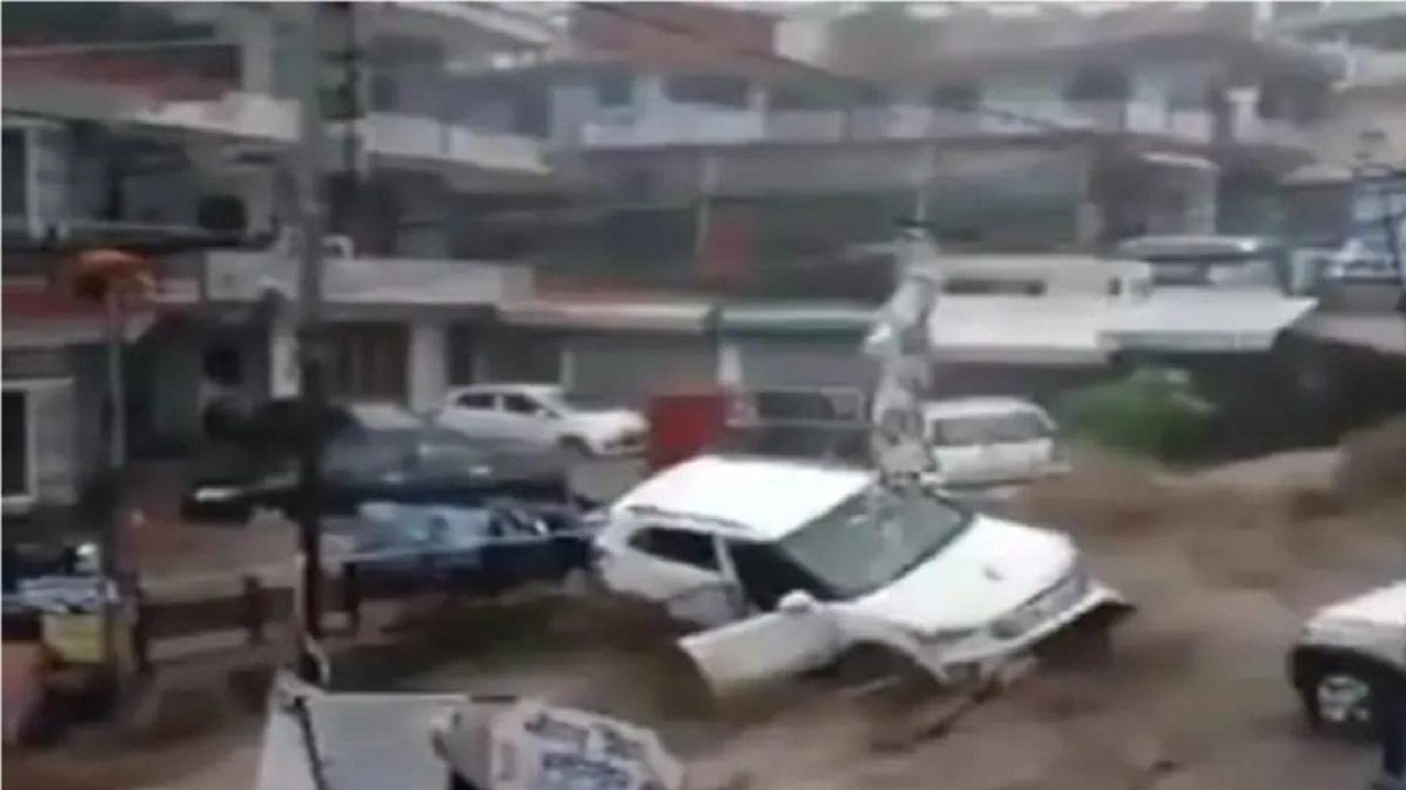 Cars washed away as heavy rainfall triggers fla...