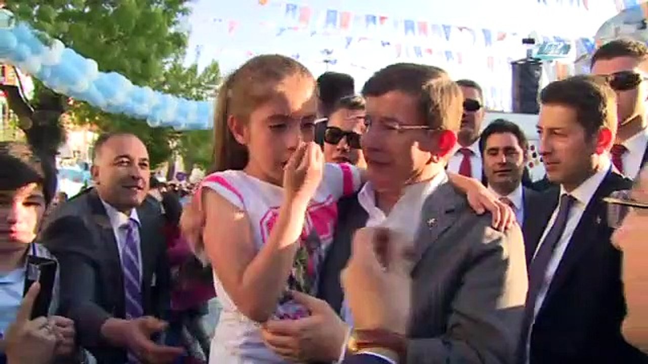 Davutoğlu'na sarılarak dakikalarca ağladı