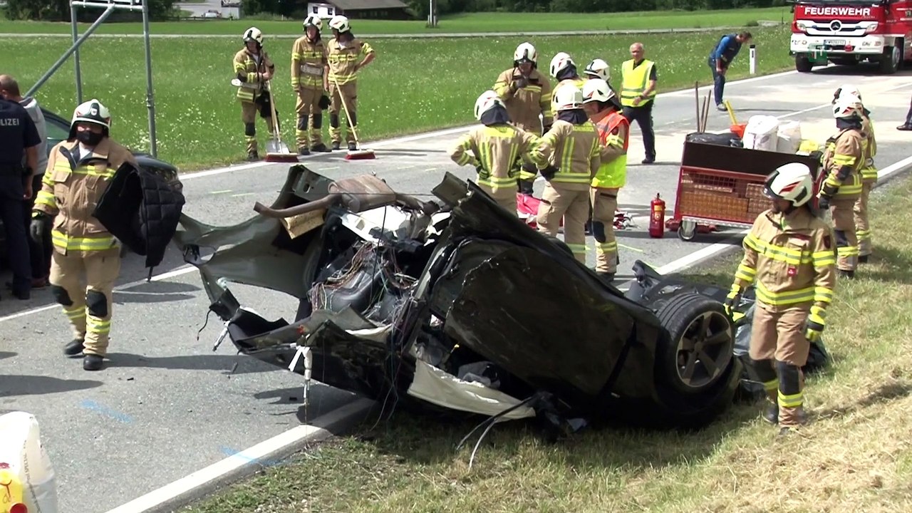 Schwerer Unfall in Achenkirch: Lenkerin nach Überholmanöver verstorben