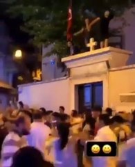 Kilise duvarı üzerinde eğlence, Kadıköylüleri kızdırdı