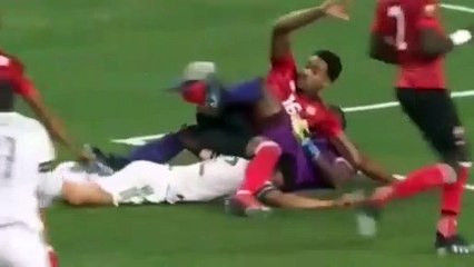 Meksikalı yıldız futbolcu Hirving Lozano'nun sakatlanma anına ilişkin görüntüler korkuttu