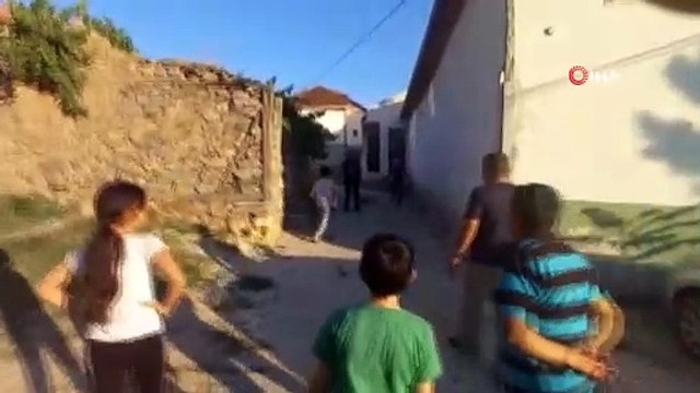 Yuvasından düşen yavru leyleği itfaiye kurtardı