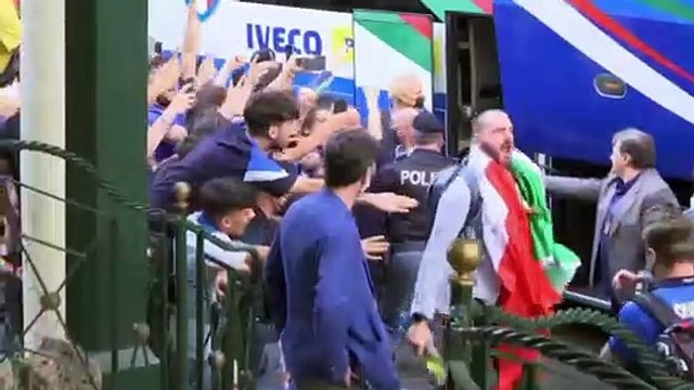 Dov'è la vittoria, le porga la chioma... : l'Italia tutta si stringe agli Azzurri