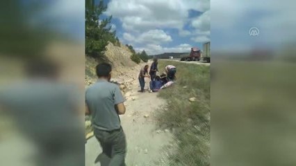 Yanan tıra çarpmamak için manevra yapınca: 3 yaralı