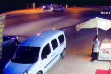 Son dakika! Otomobil ile çarpışan minibüs devrildi...O anlar kamerada