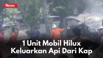 BIKIN PANIK !! 1 UNIT MOBIL HILUX YANG SEDANG PARKIR TIBA-TIBA MENGELUARKAN API DARI KAP DEPANNYA !!
