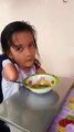 Engelli minik kızın yemek yeme azmi