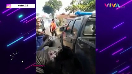 Brutal! 2 Mobil Polisi Dihancurkan Massa di Tasikmalaya