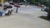 Esenyurt'ta motosikletlinin otomobile çarptığı anlar kamerada