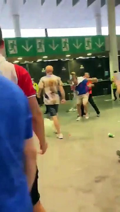 Le déchainement de violence gratuite des fans anglais lors de la finale Italie-Angleterre