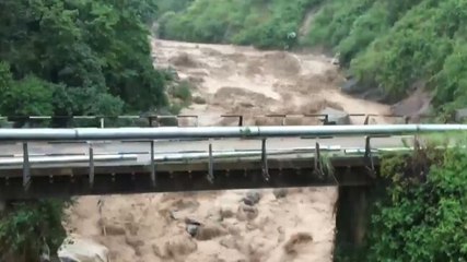 Скачать видео: Flash floods wreak havoc in Himachal Pradesh's Dharamshala