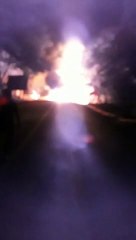 Automovilistas graba el momento que las llamas convierten en cenizas un vehículo pesado