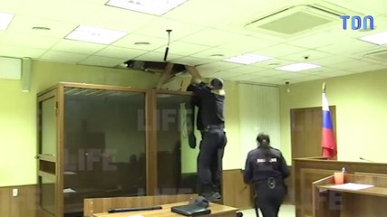 Un meurtrier tente de s'enfuir par le plafond pendant son procès