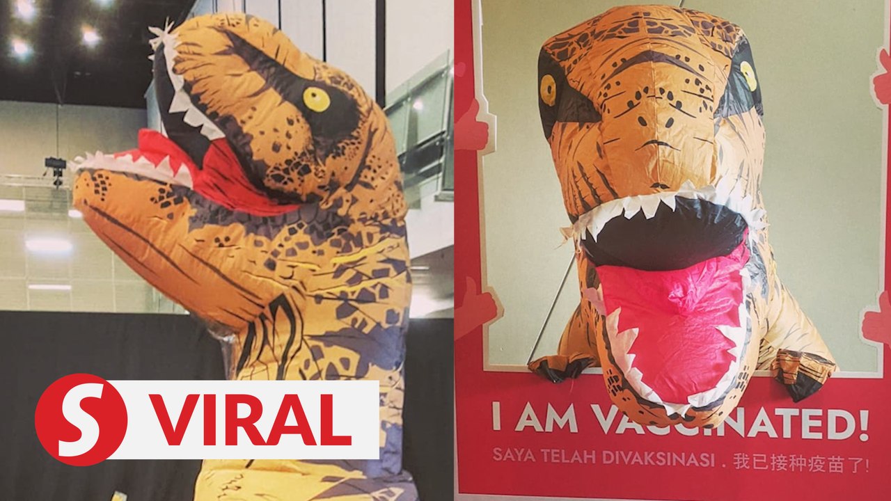 “Dinosaur” appears at Kuching vaccination centre