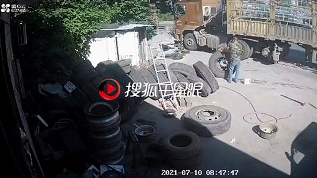 Un pneu explose soudainement et va frôler le mécano