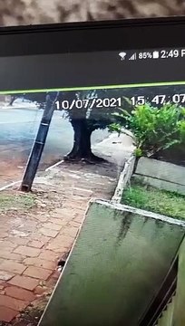 Câmera flagra ladrão que caiu e quebrou a perna em Apucarana
