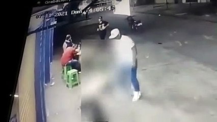 ¡Indignante! Lo tumbó y golpeó para robarlo