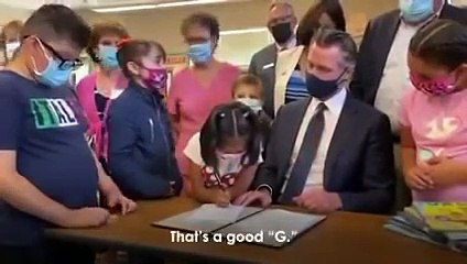 Descargar video: Gavin Newsom Signs $123 Billion Education Package Including Free Universal Pre-K In California