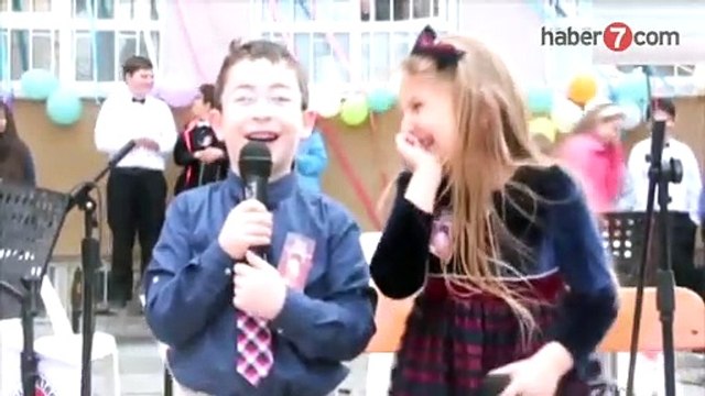 Minik öğrenci şiir okurken gülme krizine girdi