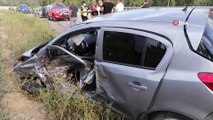 Otomobiller kafa kafaya çarpıştı: 9 yaralı