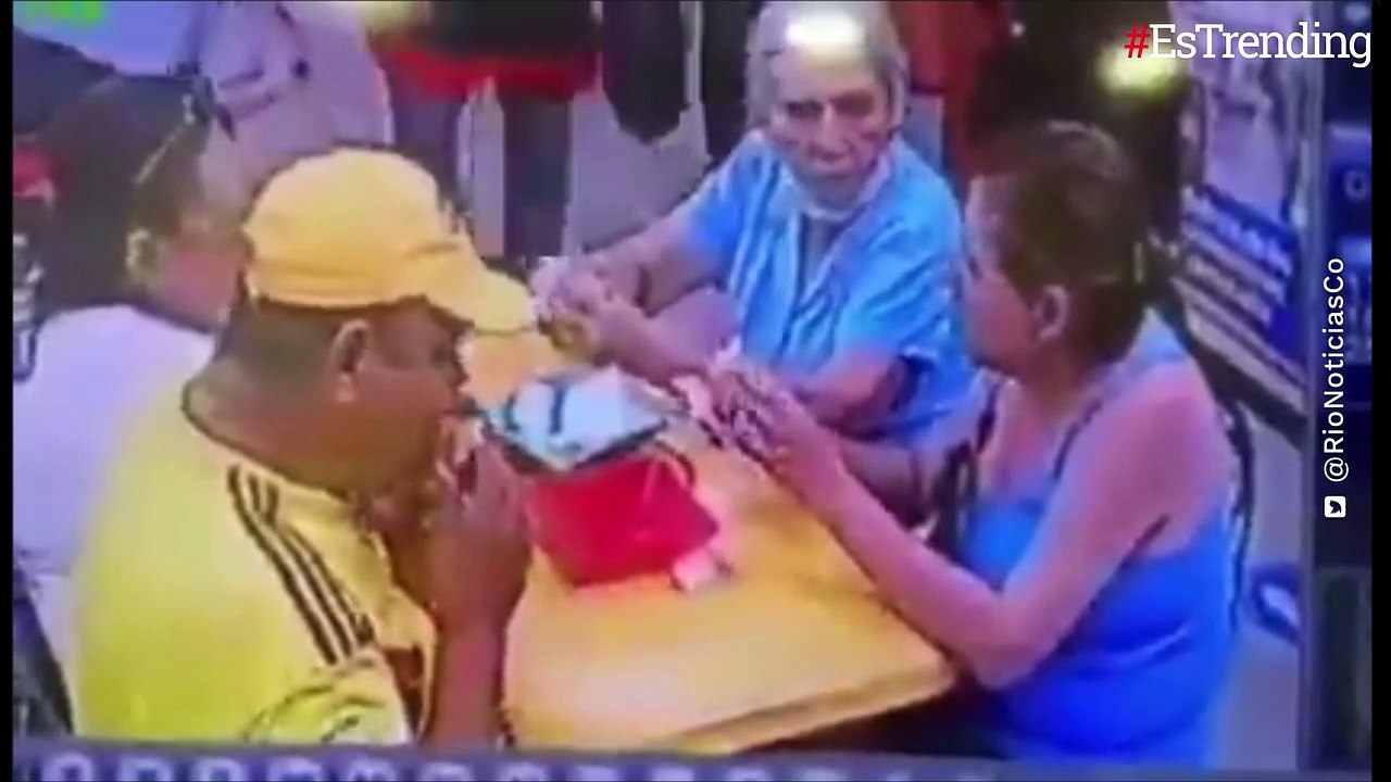 ¡Indignante! Familia le puso un cabello a la comida para no pagar la cuenta en un restaurante