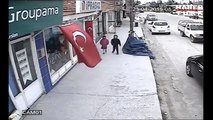 Türk bayrağını öpen çocuk sosyal medyayı salladı