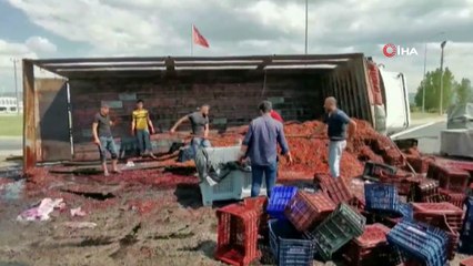 Devrilen kamyondan tonlarca vişne yola savruldu