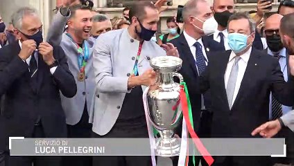 Euro2020, Draghi accoglie gli Azzurri a Palazzo Chigi e alza la coppa con loro