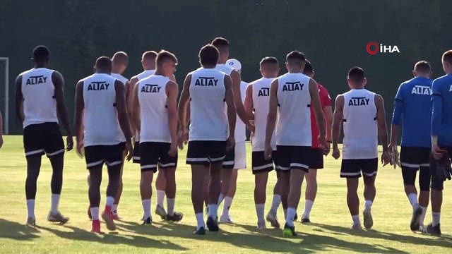 Altay’da Mustafa Denizli sahaya indi