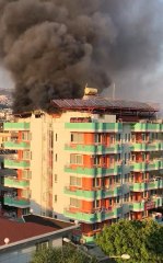 ALANYA'DA 6 KATLI APART OTELDE ÇIKAN YANGINDA TATİLCİLER TAHLİYE EDİLDİ