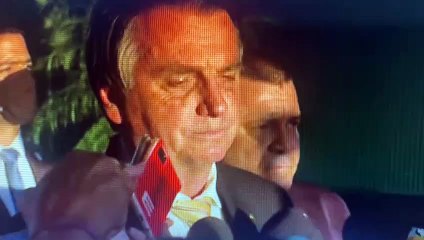 Bolsonaro reza junto com jornalista após se irritar com pergunta