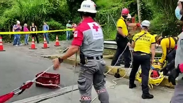 ext-motociclista-cae-a-rio-120721