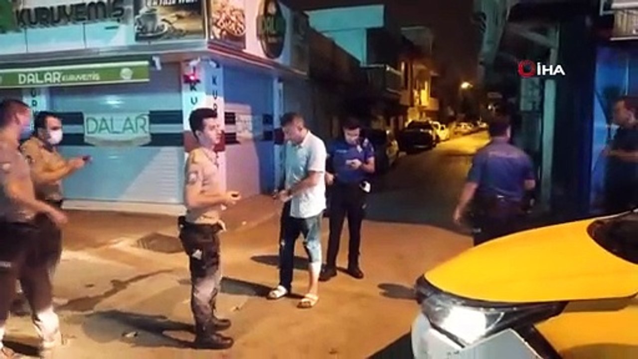 Taksici hasımlarından kaçarken motosiklete çarptı, arabadan indiği sırada bacağından vuruldu