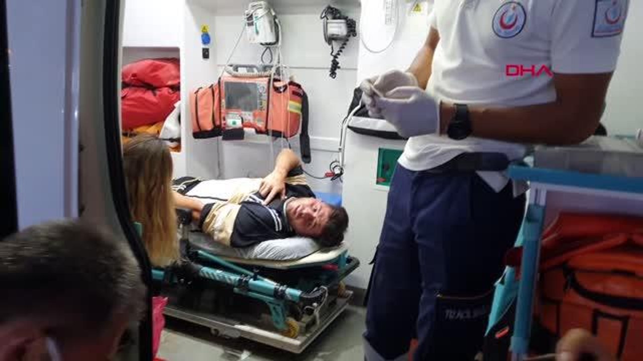 ADANA-SİLAHLI SALDIRIYA UĞRAYAN TAKSİCİ, MOTOSİKLETLİYE ÇARPTI 2 YARALI