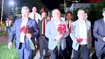 CNN TÜRK'e karanfil bıraktılar