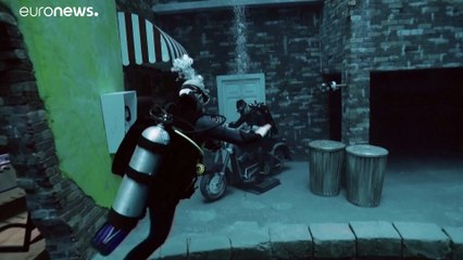 شاهد: دبي تفعلها مجددا وتفتتح أعمق حوض غطس في العالم