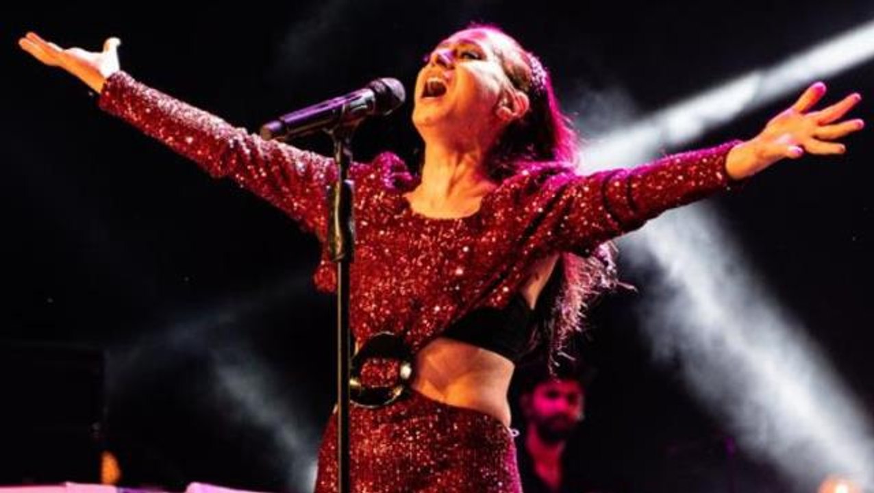 Yeniden sahneye çıkmaya başlayan Yıldız Tilbe, konserinde ara vermeden 2,5 saat şarkı söyledi