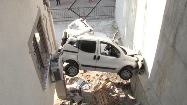 Maltepe'de fren yerine gaza bastı, 5 metreden aşağı uçtu: 1 ağır yaralı