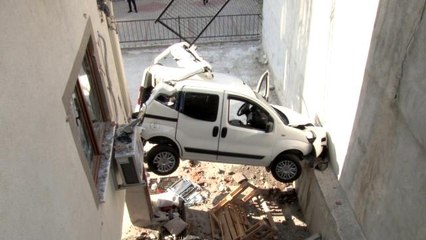 Maltepe'de fren yerine gaza bastı, 5 metreden düşen otomobil iki duvar arasına sıkıştı