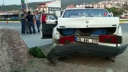 Seyir halindeki otomobil öndeki araca çarptı: 2 yaralı