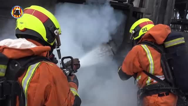 Dos bomberos heridos en un incendio en Valencia