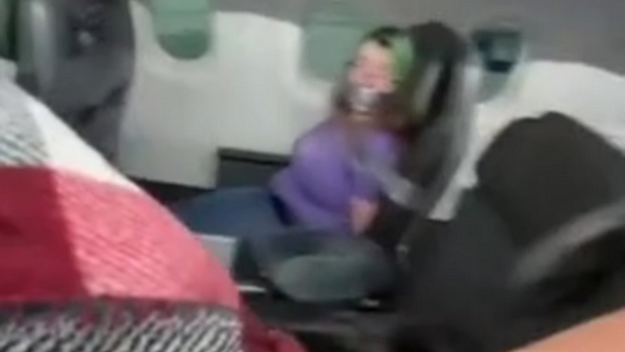 Elle tente d'ouvrir la porte de l'avion en plein vol et finit scotchée à son siège