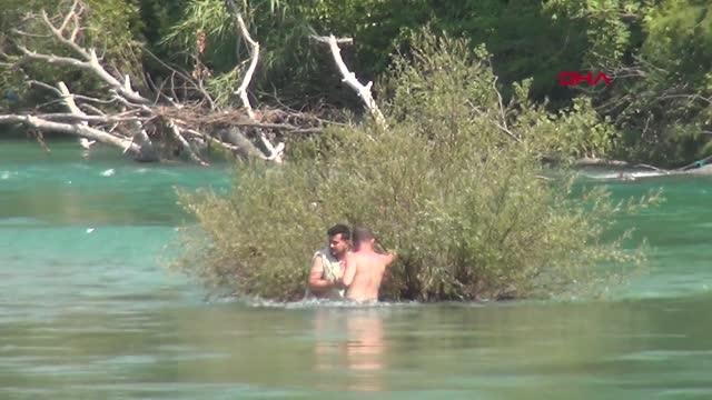 Son dakika haberleri... IRMAKTA SU SEVİYESİ ANİDEN YÜKSELİNCE ADACIKTA MAHSUR KALDILAR