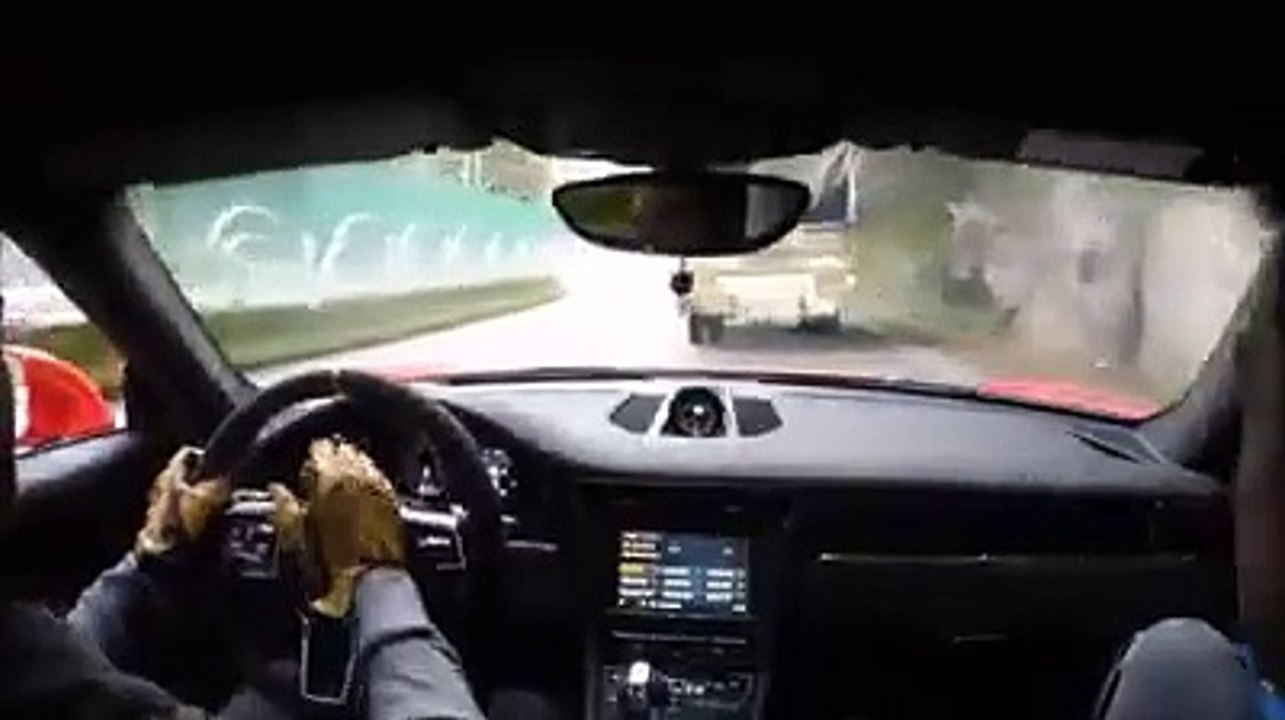 Ils roulent comme des fous en Porsche au milieu de la circulation sur une route de montagne